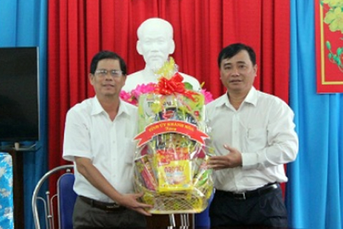 Ông Nguyễn Tấn Tuân tặng quà Tết cho Trung tâm Bảo trợ xã hội Khánh Hòa.