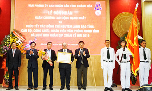 Thừa ủy quyền của Chủ tịch nước, đồng chí Trần Sơn Hải trao Huân chương Lao động hạng Nhất cho Văn phòng UBND tỉnh.  