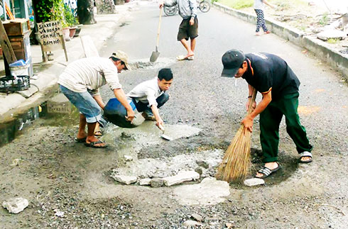 Người dân tự lấp "ổ gà"