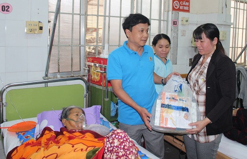 Đại diện Liên đoàn Lao động tỉnh Khánh Hòa trao quà Tết cho thân nhân các bệnh nhân tại Bệnh viên Đa khoa tỉnh.