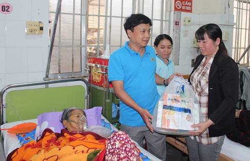 Trao gần 400 suất quà Tết cho bệnh nhân nghèo