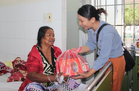 Những suất quà tết trao tặng góp phần động viên bệnh nhân nghèo dịp tết.