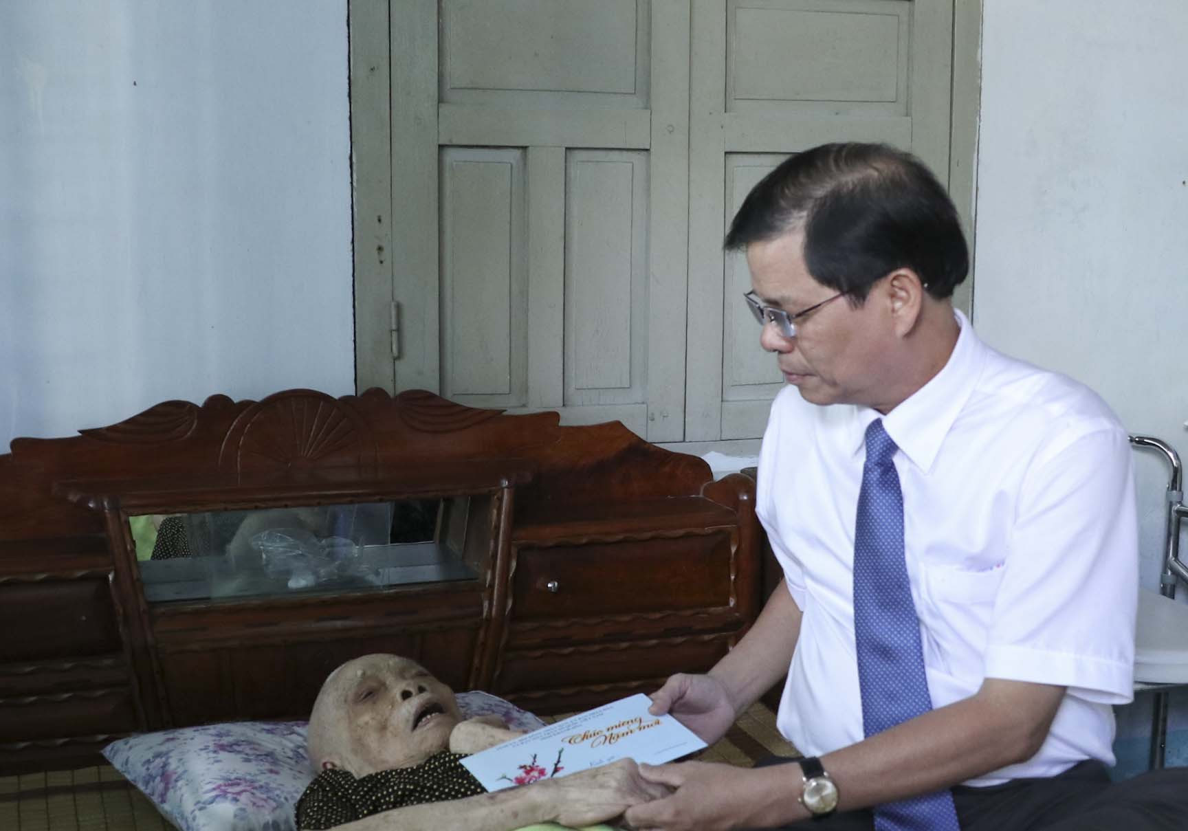 Ông Nguyễn Tấn Tuân thăm, chúc tết gia đình ông Lưu Văn Trọng - Nguyên Phó Bí thư Tỉnh ủy.