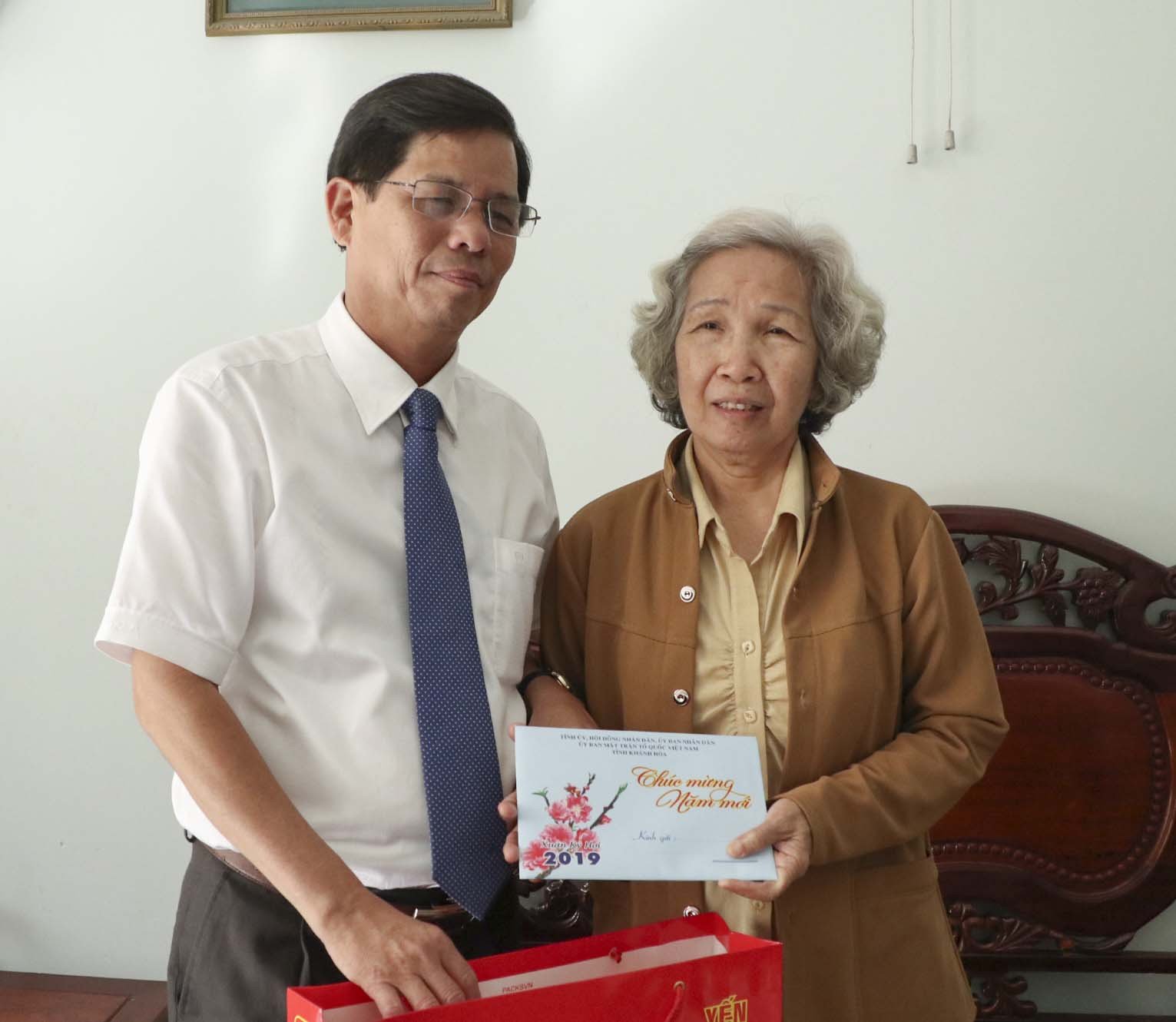 Ông Nguyễn Tấn Tuân thăm, chúc tết gia đình ông Mai Xuân Cống - Nguyên Phó Bí thư Tỉnh ủy.