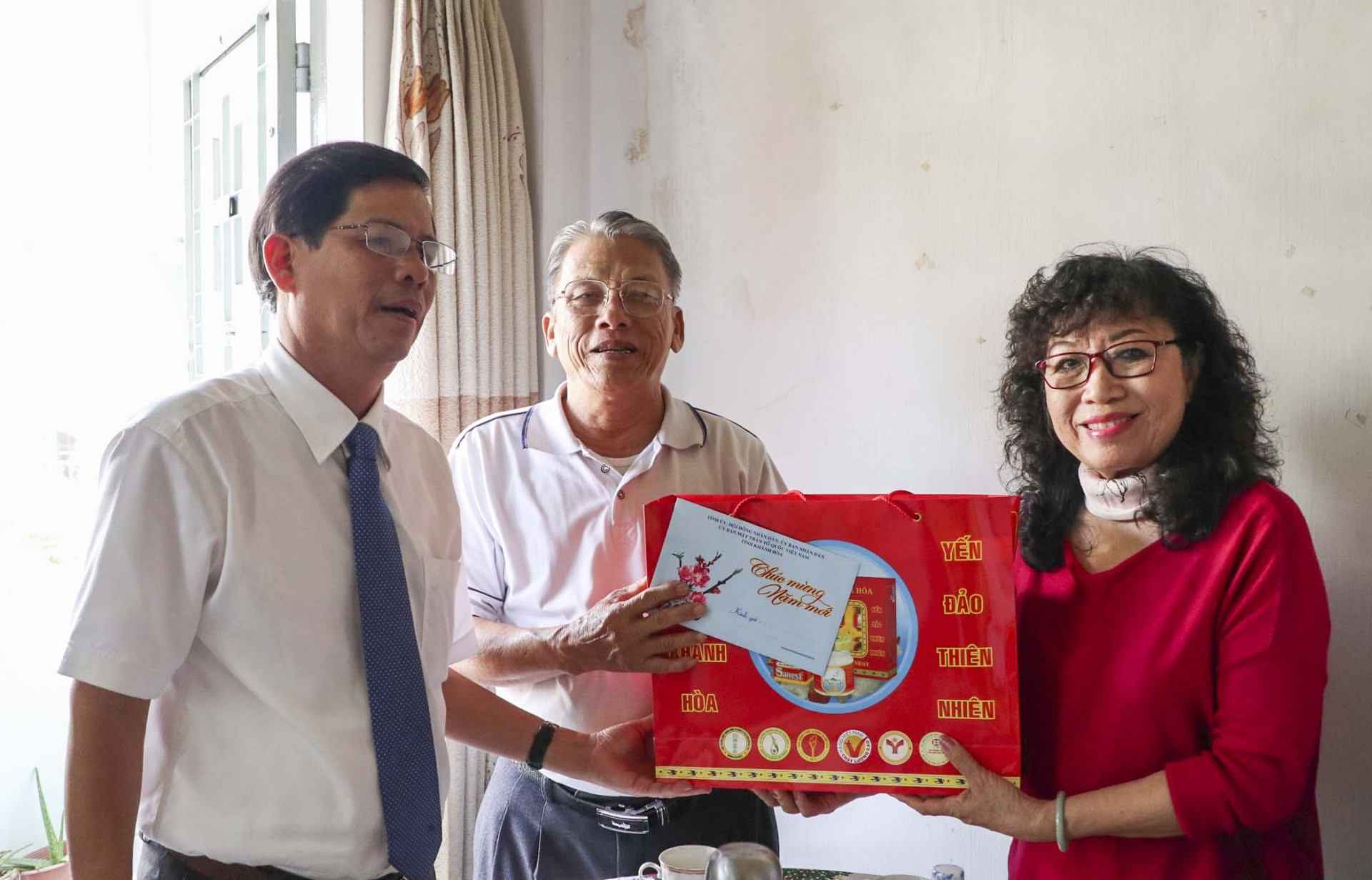 Ông Nguyễn Tấn Tuân thăm, chúc tết gia đình ông Đặng Vinh Hàm - Nguyên Phó Bí thư Tỉnh ủy.
