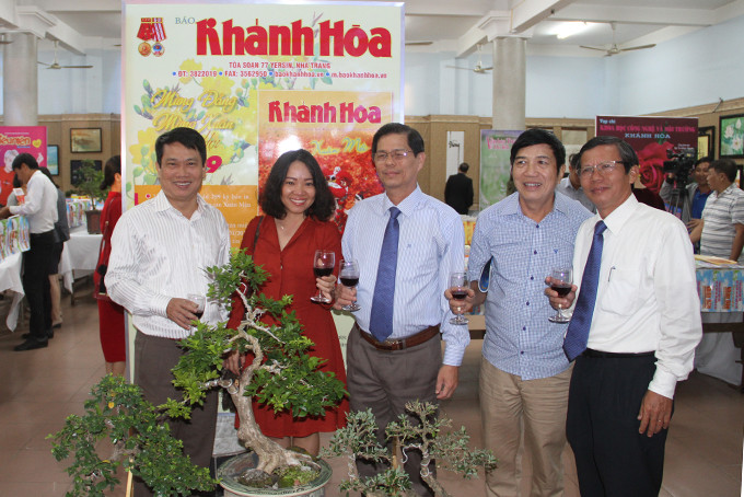 Representatives posing for photo with Editor-in-Chief and Deputy Editor of Khanh Hoa Newspapers