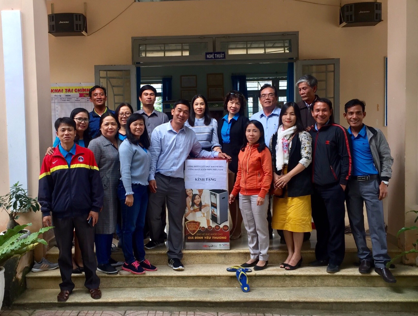 Công đoàn khối THPT phía Nam tặng máy lọc nước cho Trường Mầm non Hoa Phượng (huyện Khánh Sơn).