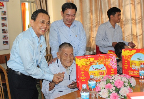 Ông Lê Hữu Hoàng - Chủ tịch Hội đồng thành viên Công ty Yến sào trao quà tết cho người có công.