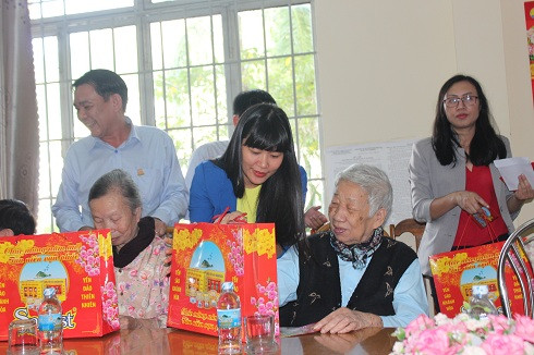 Lãnh đạo Công ty Yến sào Khánh Hòa trao quà tết cho người có công.