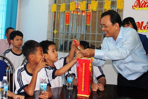Đại diện lãnh đạo công ty trao quà Tết cho trẻ em mồ côi tại Trung tâm Bảo trợ xã hội tỉnh.