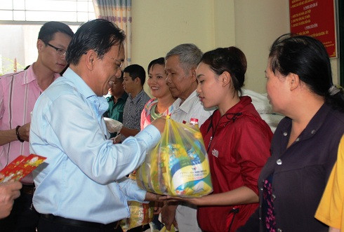 Đại diện lãnh đạo công ty trao quà Tết cho người dân phường Vĩnh Nguyên.