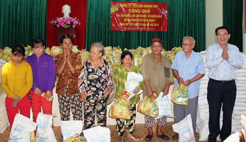 Những suất quà gửi tặng người dân phường Vĩnh Nguyên.