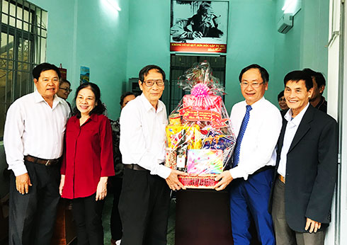 Đồng chí Nguyễn Đắc Tài trao quà cho  Ban Chủ nhiệm Câu lạc bộ Hưu trí tỉnh.