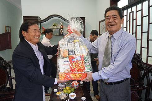 Ông Lê Thanh Quang tặng quà Tết cho gia đình ông Mai Dương. 
