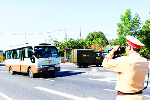 Bắn tốc độ trên Quốc lộ 1 qua địa bàn thị xã Ninh Hòa.