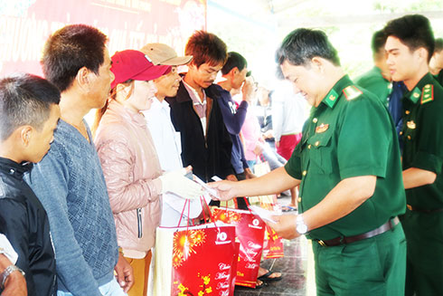 Đại tá Nguyễn Ngãi Hà trao quà Tết cho người dân thôn Khải Lương.  