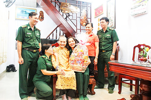 Bộ đội Biên phòng tỉnh chúc Tết mẹ Năm và gia đình.