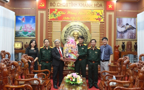Ông Lê Xuân Thân tặng quà cho Bộ CHQS tỉnh.