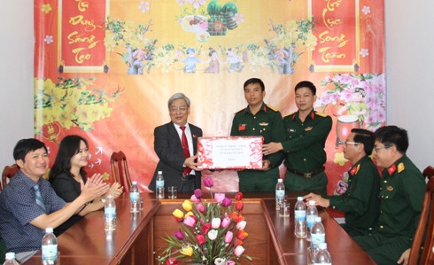 Ông Lê Xuân Thân tặng quà cho Đại đội Trinh sát 21.