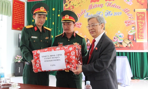 Ông Lê Xuân Thân tặng quà cho Đại đội Thiết giáp 74.