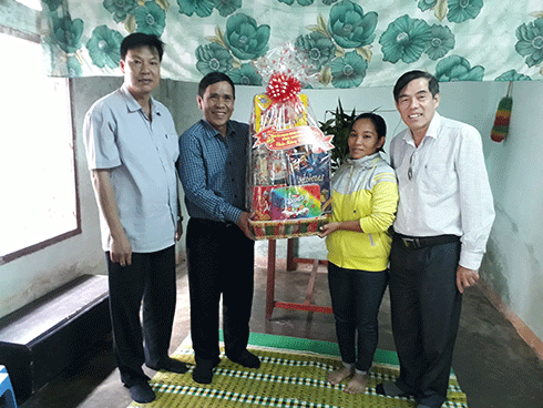 Ông Phan Thông tặng quà cho gia đình bà Bo Bo Thị Phương