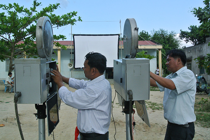 Nhân viên Trung tâm Điện ảnh Khánh Hòa lắp đặt máy chiếu phim để chuẩn bị phục vụ người dân. Ảnh minh họa
