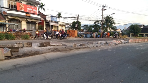 Xe khách mất lái, đâm vào nhà dân