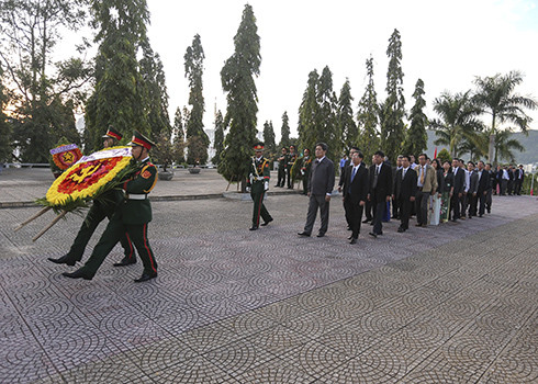 Đoàn đại biểu Ban Chấp hành Đảng bộ tỉnh do đồng chí Lê Thanh Quang dẫn đầu.