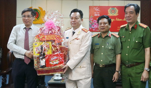 Ông Lê Đức Vinh chúc Tết Ban Giám đốc Công an tỉnh Khánh Hòa.