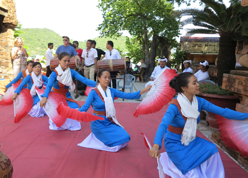 Tháp Bà Ponagar tăng thời gian mở cửa 30 và mồng 1 Tết