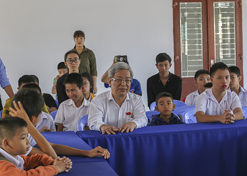 Đồng chí Lê Xuân Thân đến thăm các em nhỏ trung tâm bảo trợ và công tác xã hội thị xã Ninh Hòa.