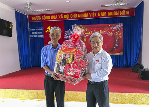 Đồng chí Lê Xuân Thân tặng quà Tết cho cán bộ trung tâm.