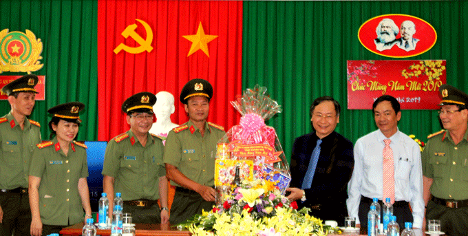 Ông Nguyễn Đắc Tài chúc Tết Phòng Quản lý Xuất nhập cảnh, Công an tỉnh.
