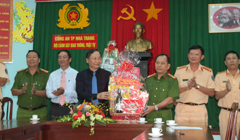 Ông Nguyễn Đắc Tài chúc Tết Đội Cảnh sát giao thông, trật tự, Công an TP. Nha Trang.