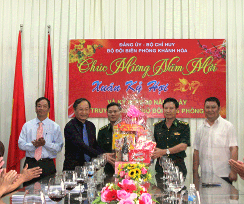 Ông Nguyễn Đắc Tài chúc Tết Bộ Chỉ huy Bộ đội Biên phòng tỉnh Khánh Hòa. 
