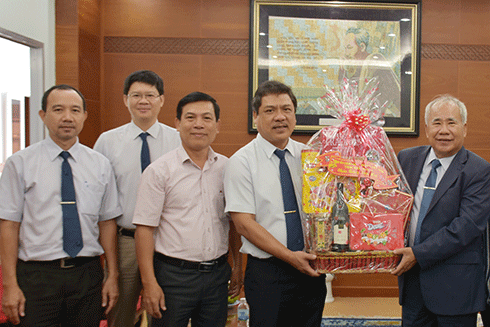 Ông Đào Công Thiên (bìa phải) tặng quà cho tập thể VNPT Khánh Hòa