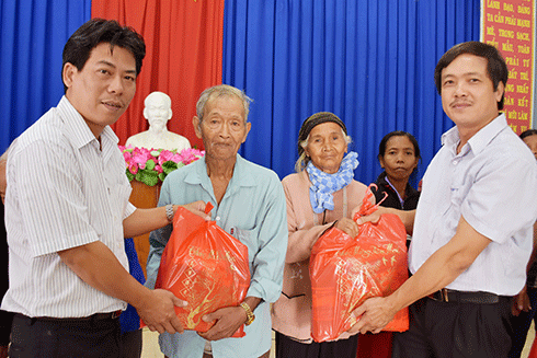 Đại diên VNPT Khánh Hòa trao quà Tết cho người dân xã Sơn Hiệp (huyện Khánh Sơn, tỉnh Khánh Hòa)