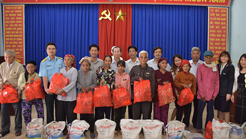 VNPT Khánh Hòa đã tích cực cùng với các đơn vị giúp đỡ xã Sơn Hiệp thường xuyên lên thăm, tặng quà cho người dân