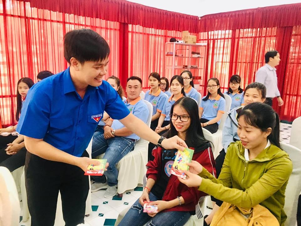 Thăm, tặng quà các sinh viên khó khăn không có điều kiện về quê ăn Tết