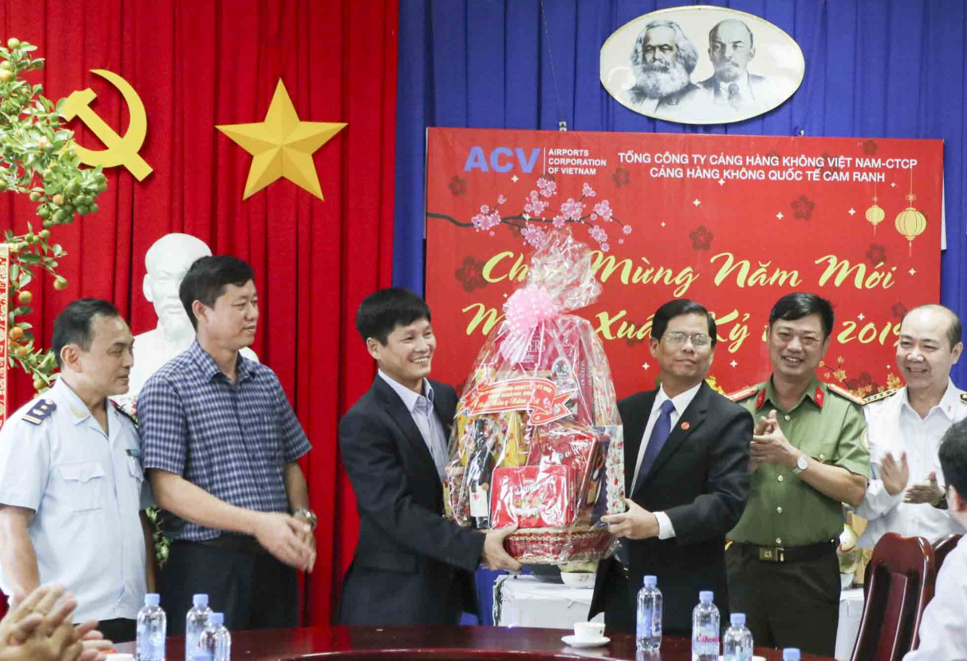 Ông Nguyễn Tấn Tuân chúc tết Cảng hàng Không quốc tế Cam Ranh.