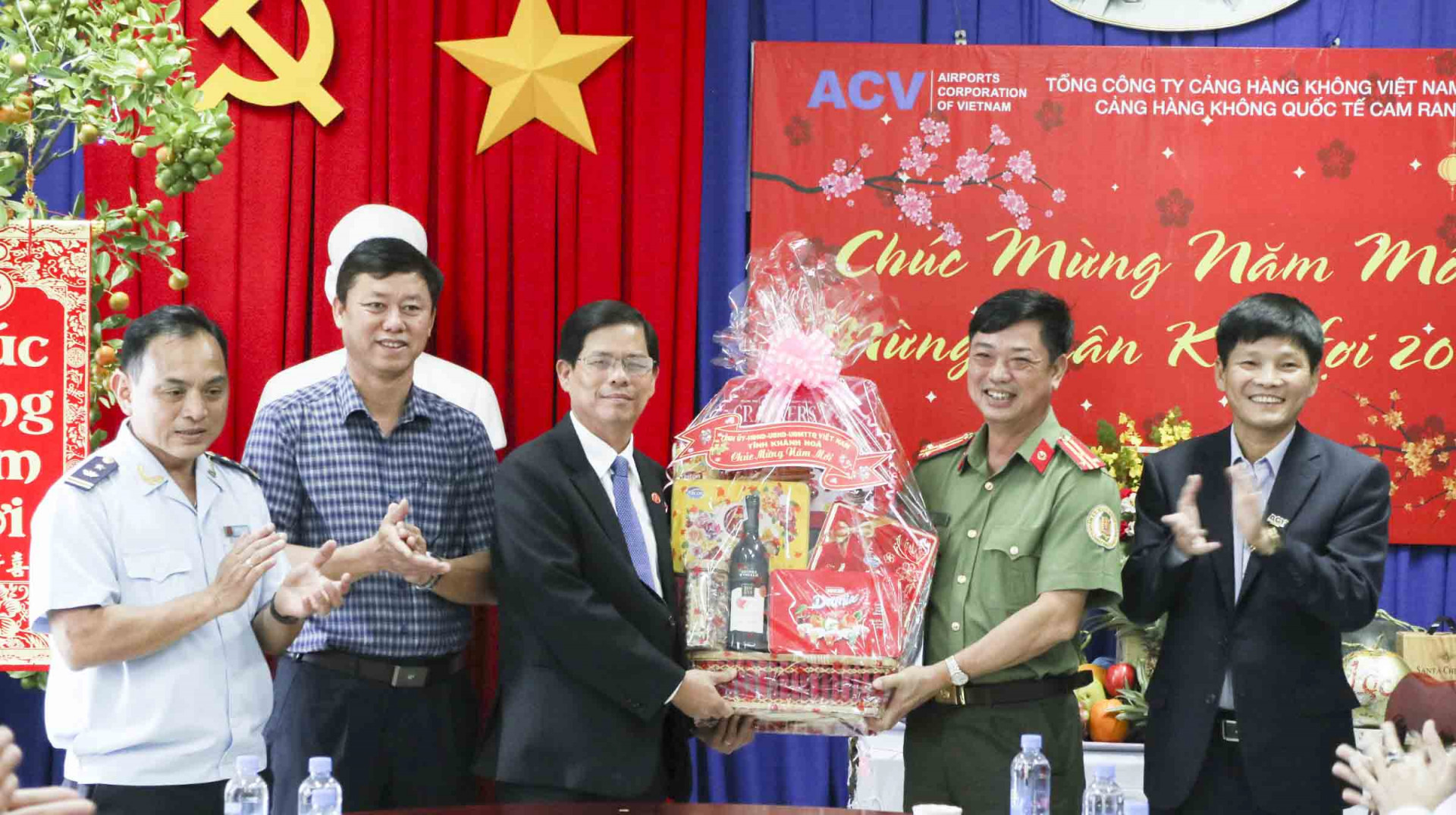  Ông Nguyễn Tấn Tuân chúc tết Đồn Công an cửa khẩu sân bay Cam Ranh.