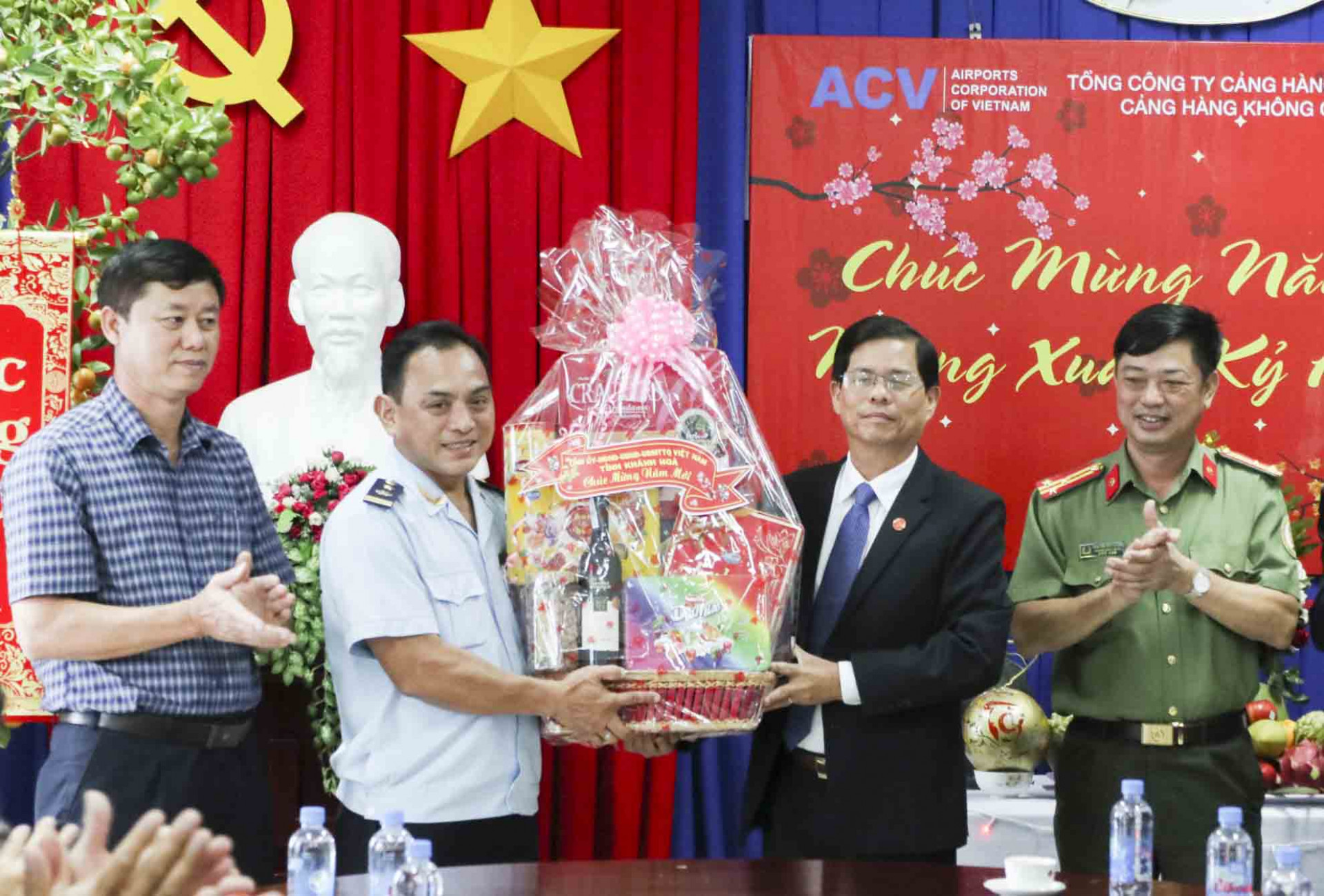 Ông Nguyễn Tấn Tuân chúc tết Chi Cục Hải quan sân bay.