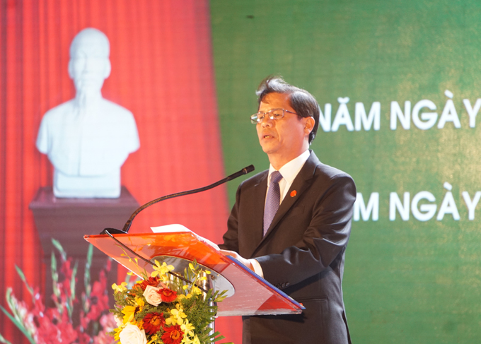 Ông Nguyễn Tấn Tuân đọc diễn văn tại buổi lễ.