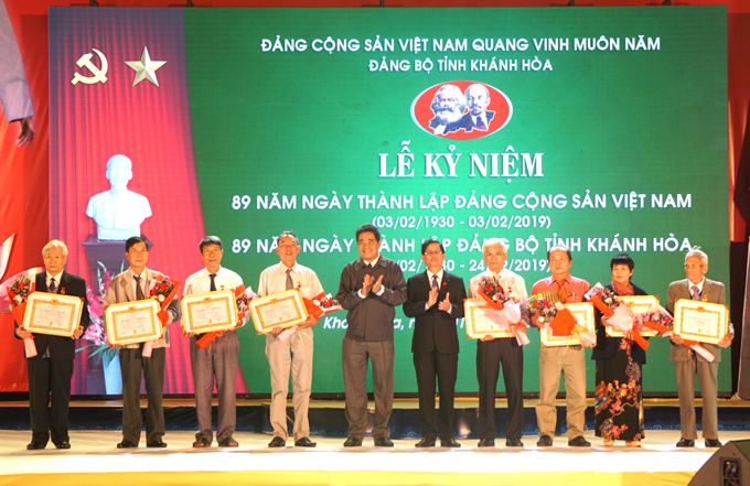 Ông Lê Thanh Quang và ông Nguyễn Tân Tuân trao Huy hiệu Đảng cho các đảng viên.