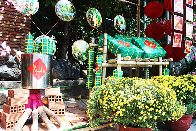 Decorations represent banh chung cooking 