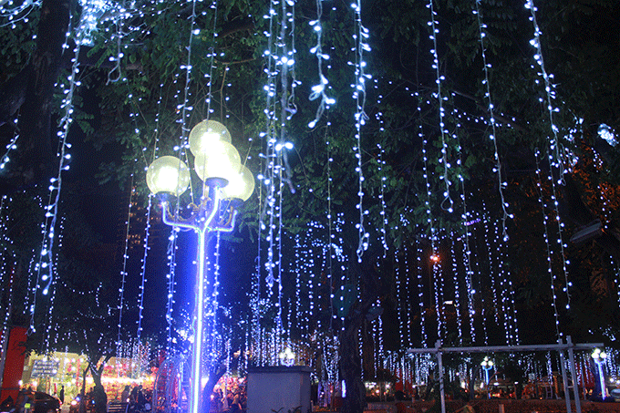 Sparkling lights at seven-circle roundabout