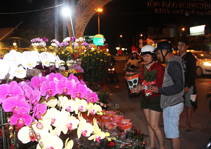 Many people buy flowers and other Tet decorations in the evening