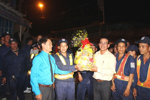 Đại diện Liên đoàn Lao động TP. Nha Trang tặng quà, chúc Tết tổ công nhân thu gom rác tại chợ Xóm Mới.