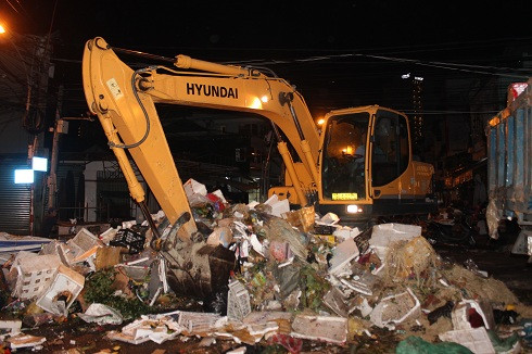 Do lượng rác ngày Tết quá lớn nên công ty phải thuê xe múc để gom rác đưa đi xử lý.