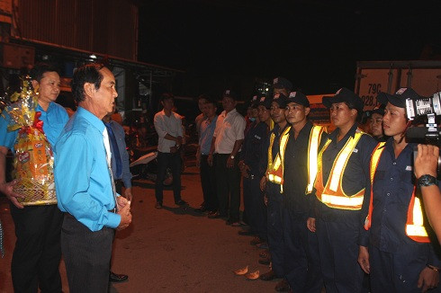 Đại diện Liên đoàn Lao động Nha Trang chúc Tết công nhân vệ sinh môi trường.